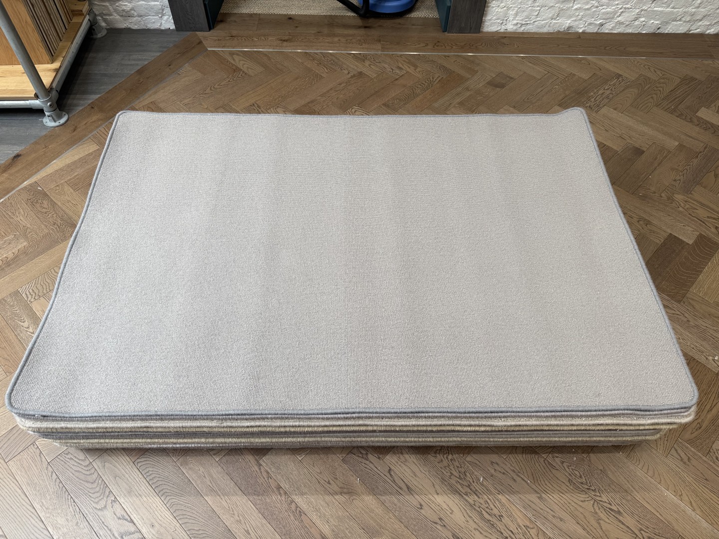 Wool Rug - Medium with Whipped Edge, Grey (120 X 180)