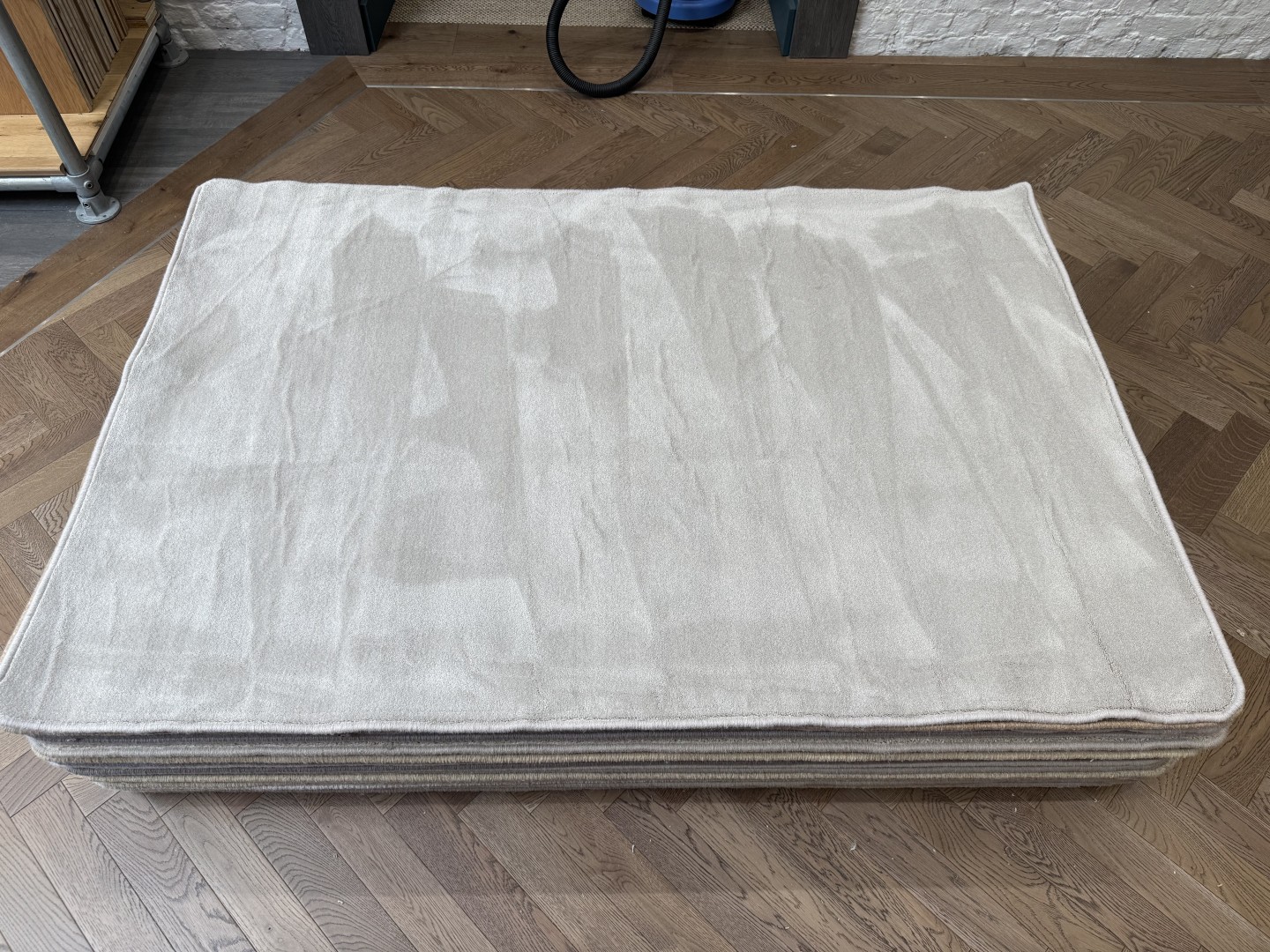 Synthetic Rug - Medium with Whipped Edge, Silver (120 X 180)