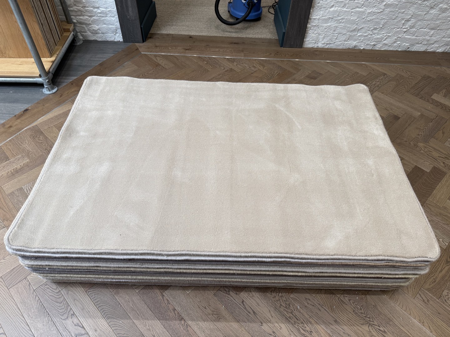Synthetic Rug - Medium with Whipped Edge, Neutral (120 X 180)