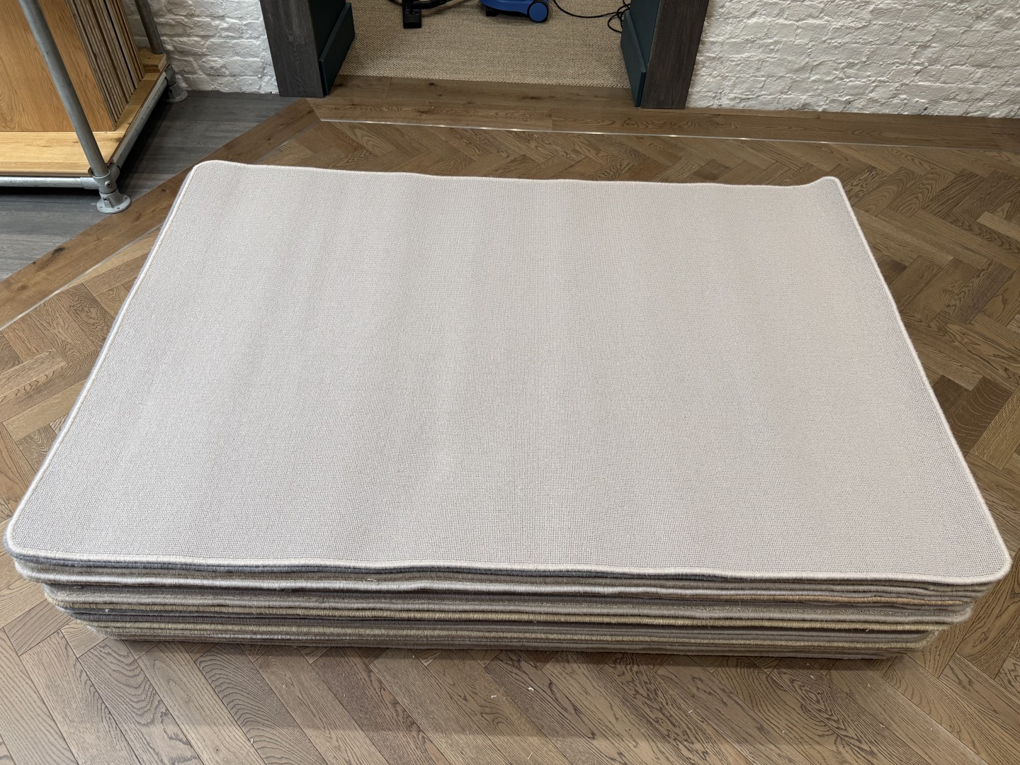 Wool Rug - Medium with Whipped Edge, Neutral (120 X 180)